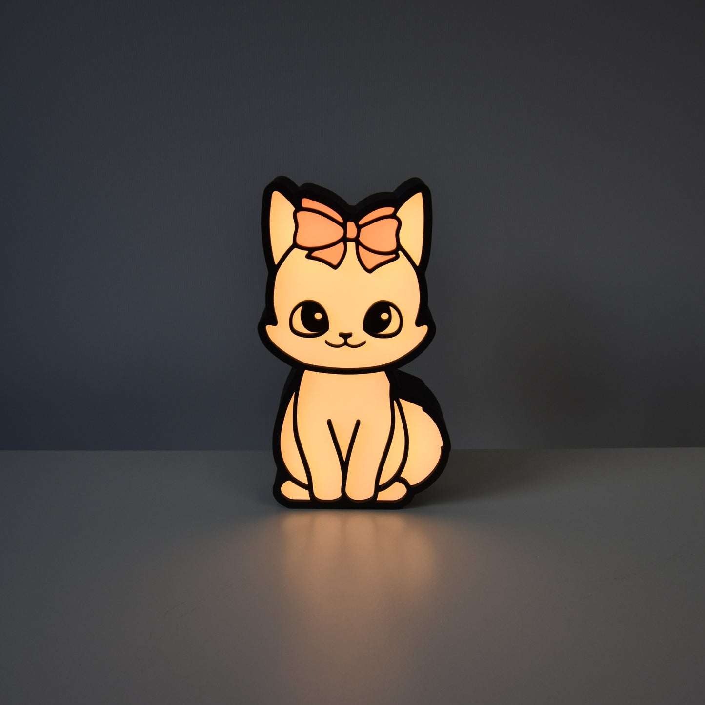 LED Katzenlampe mit rosa Schleife – Vorderansicht im eingeschalteten Zustand