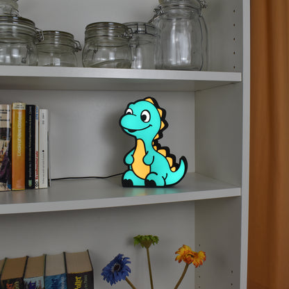 Dino - Nachtlicht, Nachttischlampe, süßer LED Dinosaurier in Regal neben Büchern