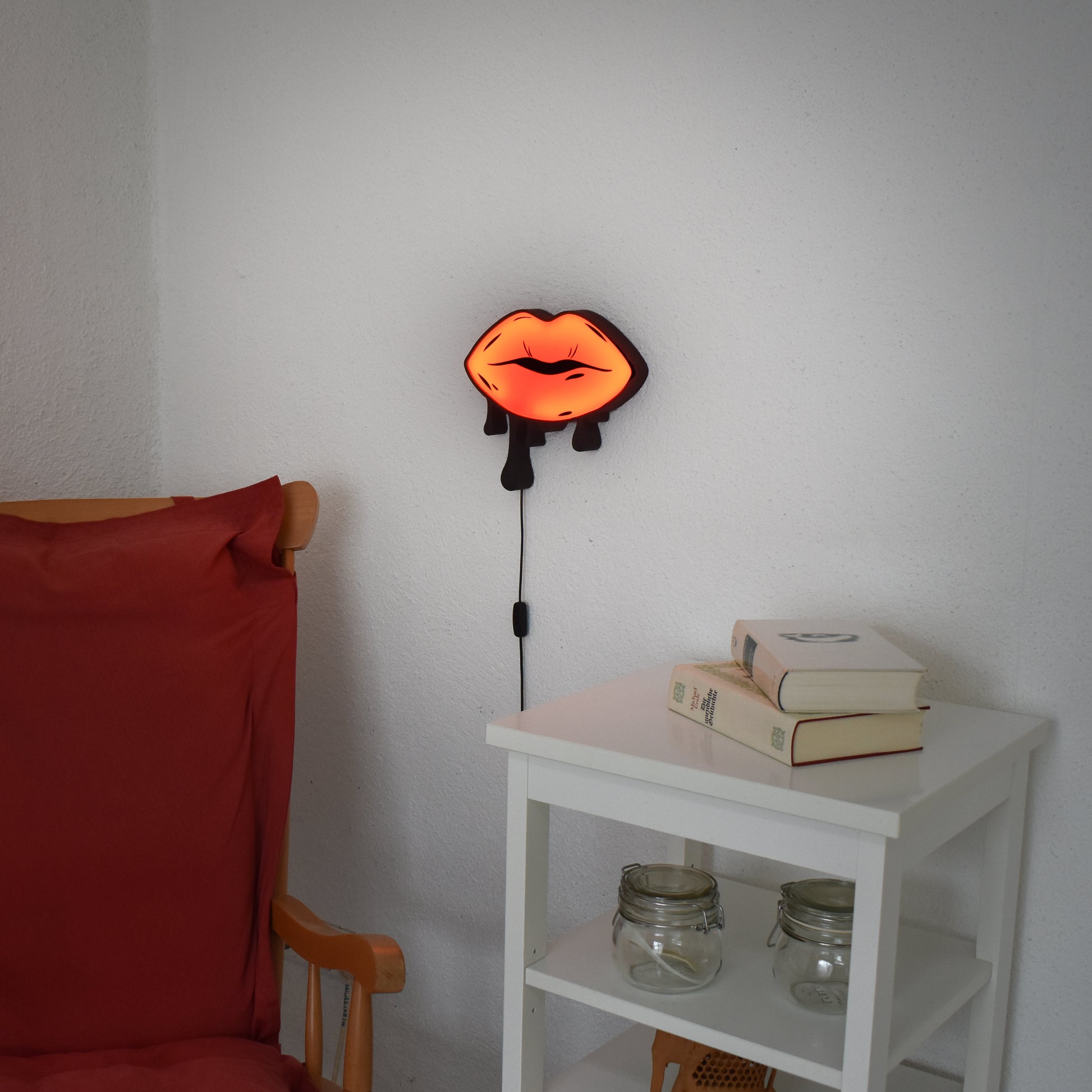 Stylische LED-Wandlampe in Form von Roten trotpfenden Lippen, leuchtend