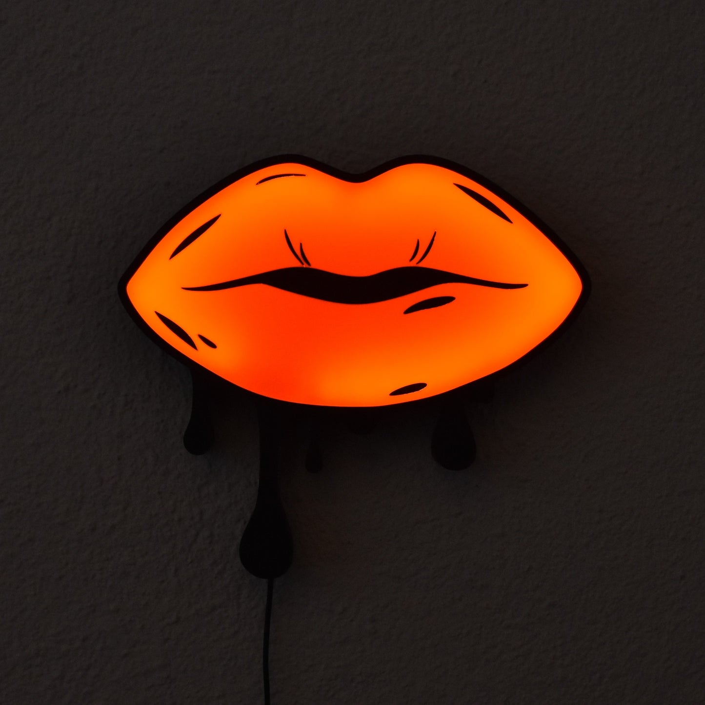 LED Leuchtschild mit roten Lippen und Tropfen – auffällige Pop-Art-Wandlampe bei Nacht