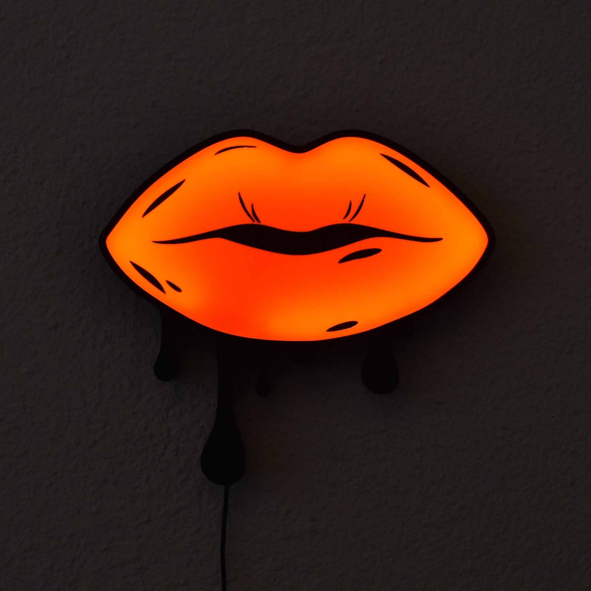 LED Leuchtschild mit roten Lippen und Tropfen – auffällige Pop-Art-Wandlampe bei Nacht