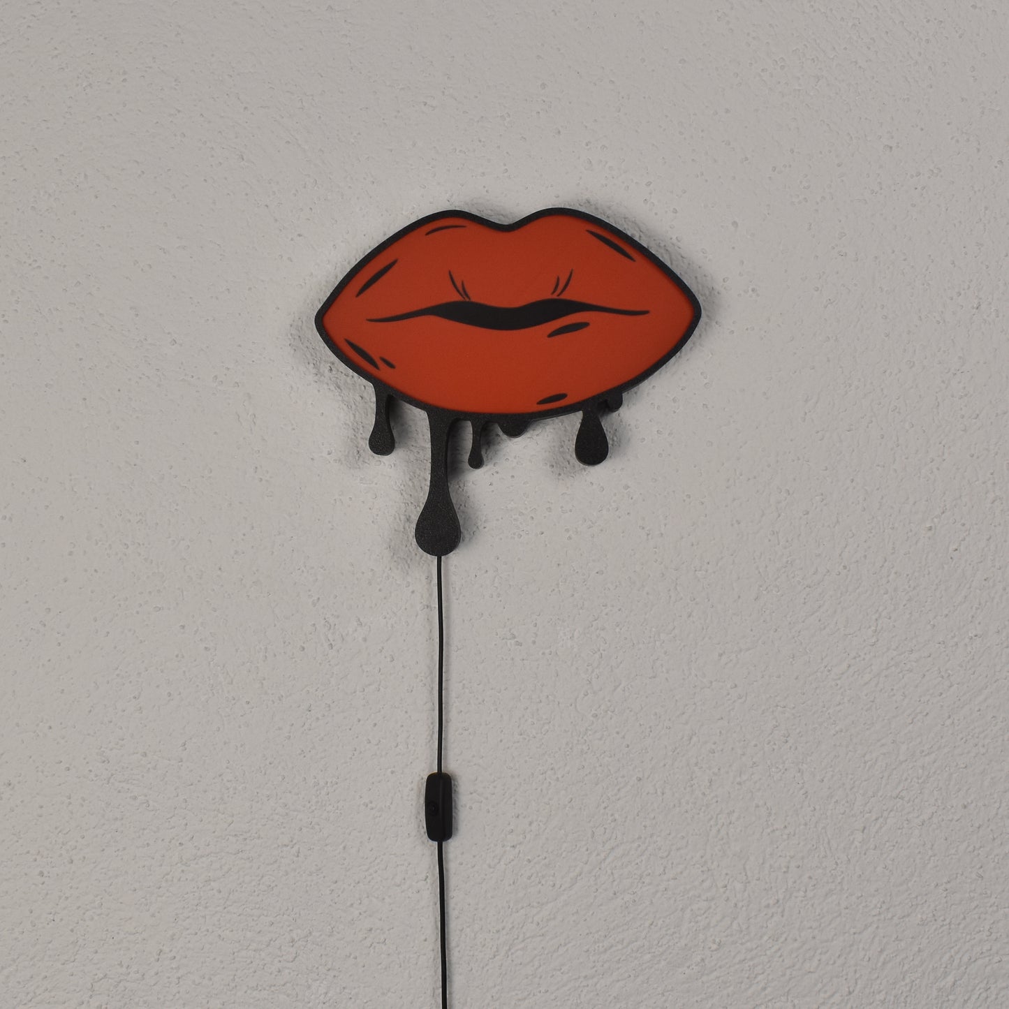 Lippen-Wandlampe, ausgeschaltet – auffälliges LED-Dekoschild im Pop-Art-Look