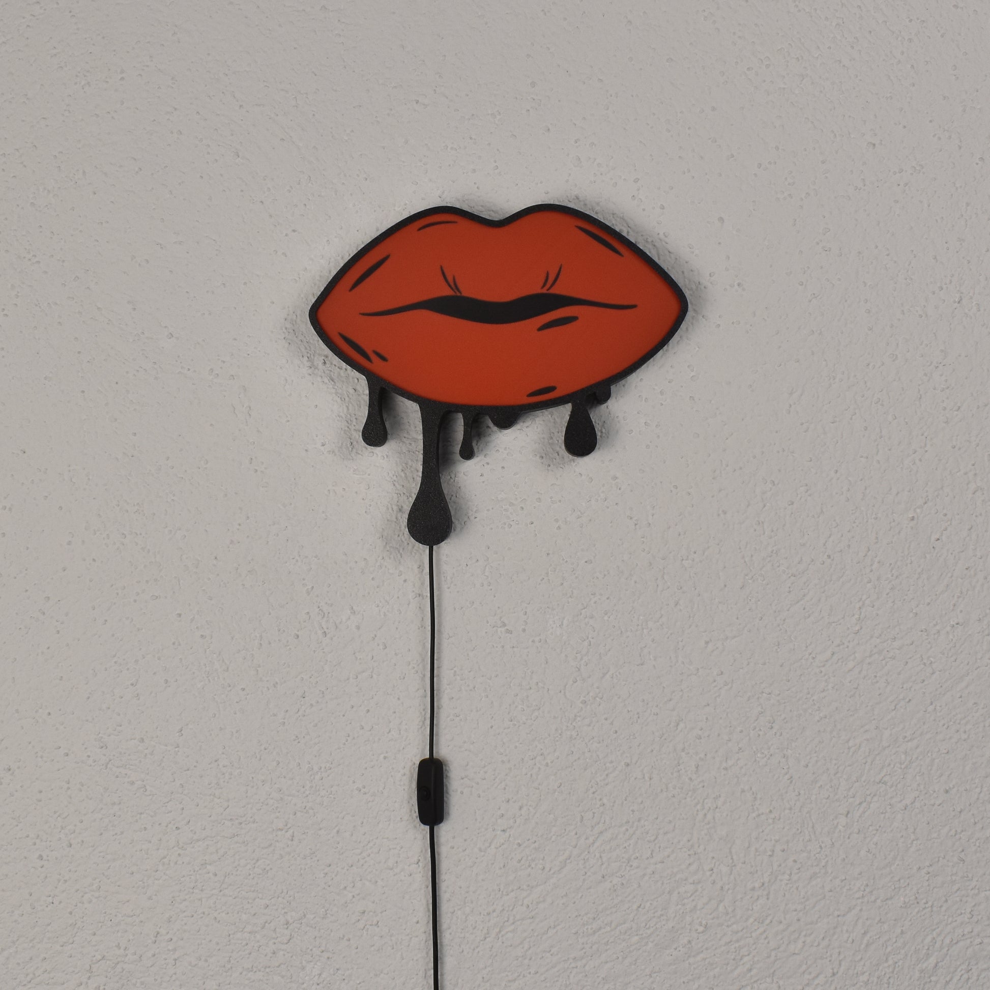 Lippen-Wandlampe, ausgeschaltet – auffälliges LED-Dekoschild im Pop-Art-Look