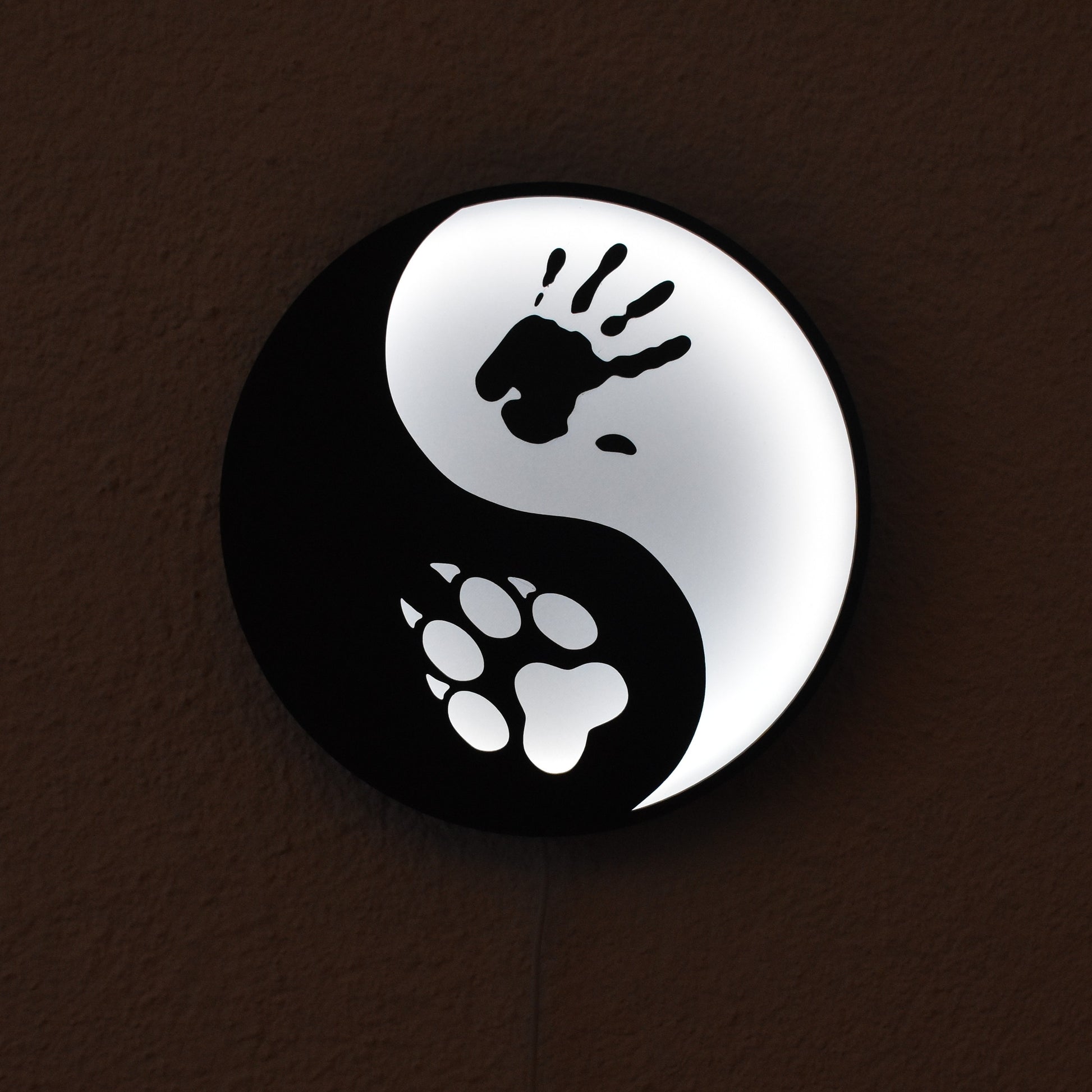 Leuchtendes LED Yin-Yang-Schild mit Pfote und Hand – symbolische Wandlampe für Tierfreunde und Familien