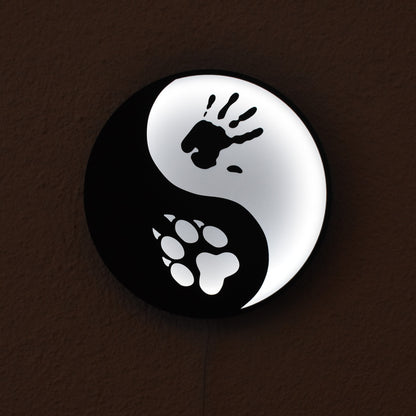 Leuchtendes LED Yin-Yang-Schild mit Pfote und Hand – symbolische Wandlampe für Tierfreunde und Familien