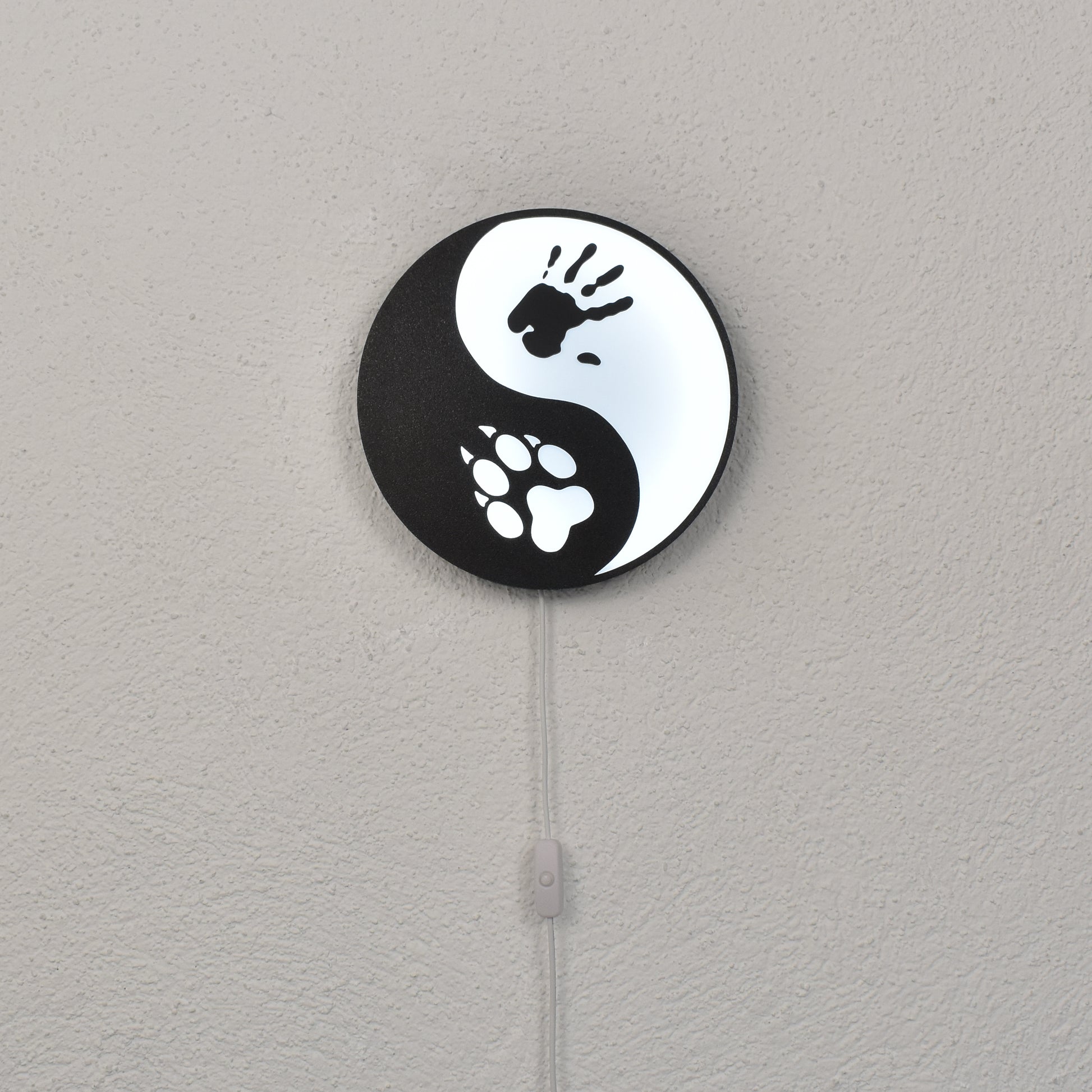 Runde LED Wandlampe mit Pfotenabdruck und Handabdruck im Yin-Yang Design – helles Licht für Kinderzimmer oder Wohnzimmer
