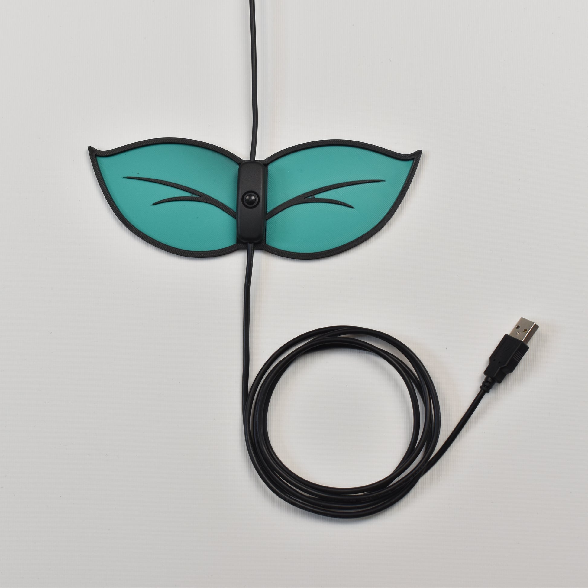 LED Rose – Nahaufnahme des Schalters auf grünem Blatt, USB-Kabel
