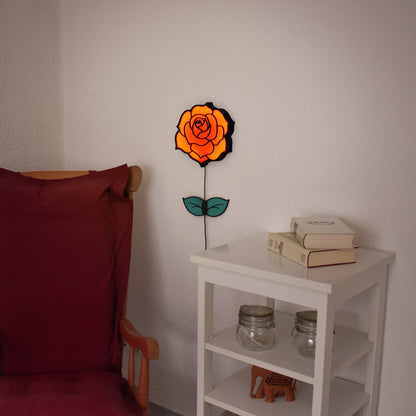 Wandmontierte LED-Rosenlampe leuchtet in warmem Rot über einem weißen Beistelltisch.