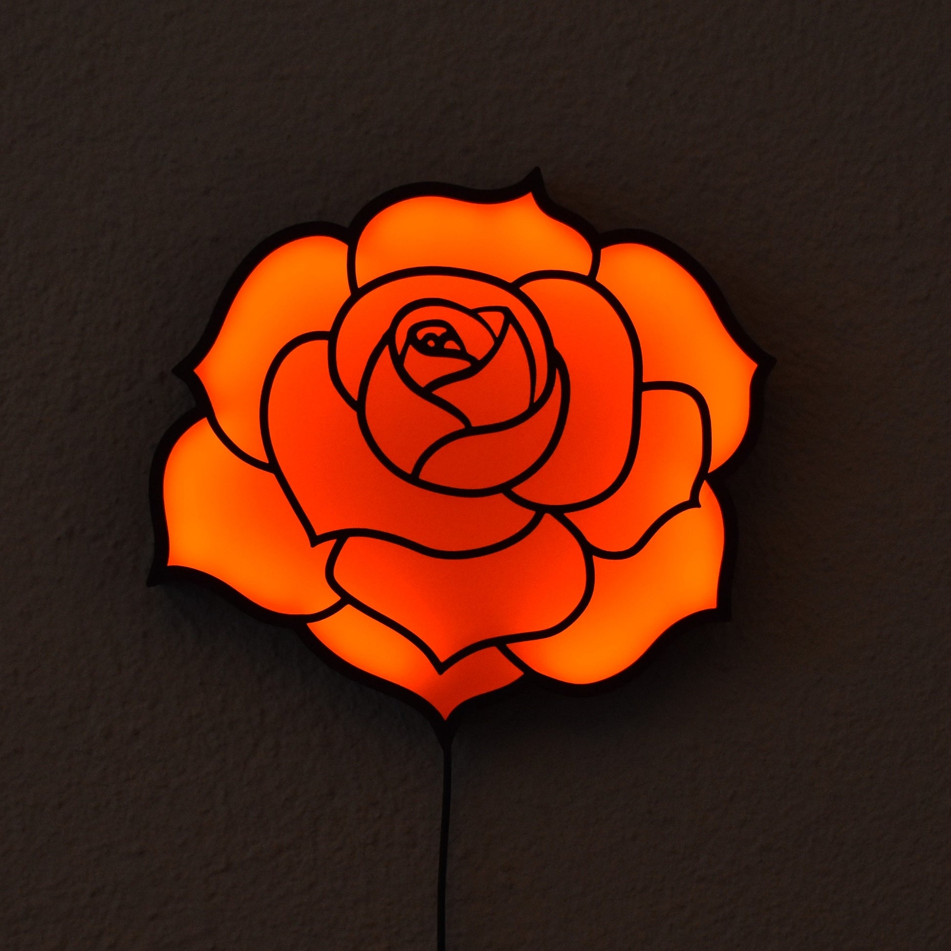 LED Leuchtschild in Rosenform – rote Blume mit grünen Blättern als romantische Wandlampe bei Nacht