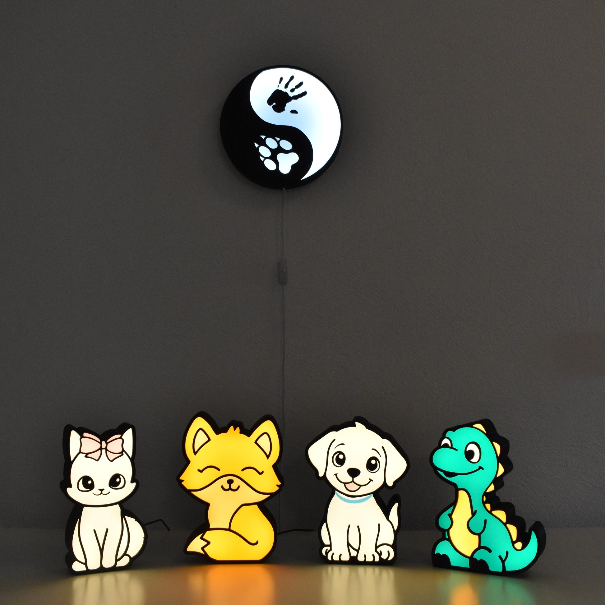 Vier niedliche Nachtlichter (Katze, Fuchs, Hund und Dino) vor YinYang-Design Wandlampe
