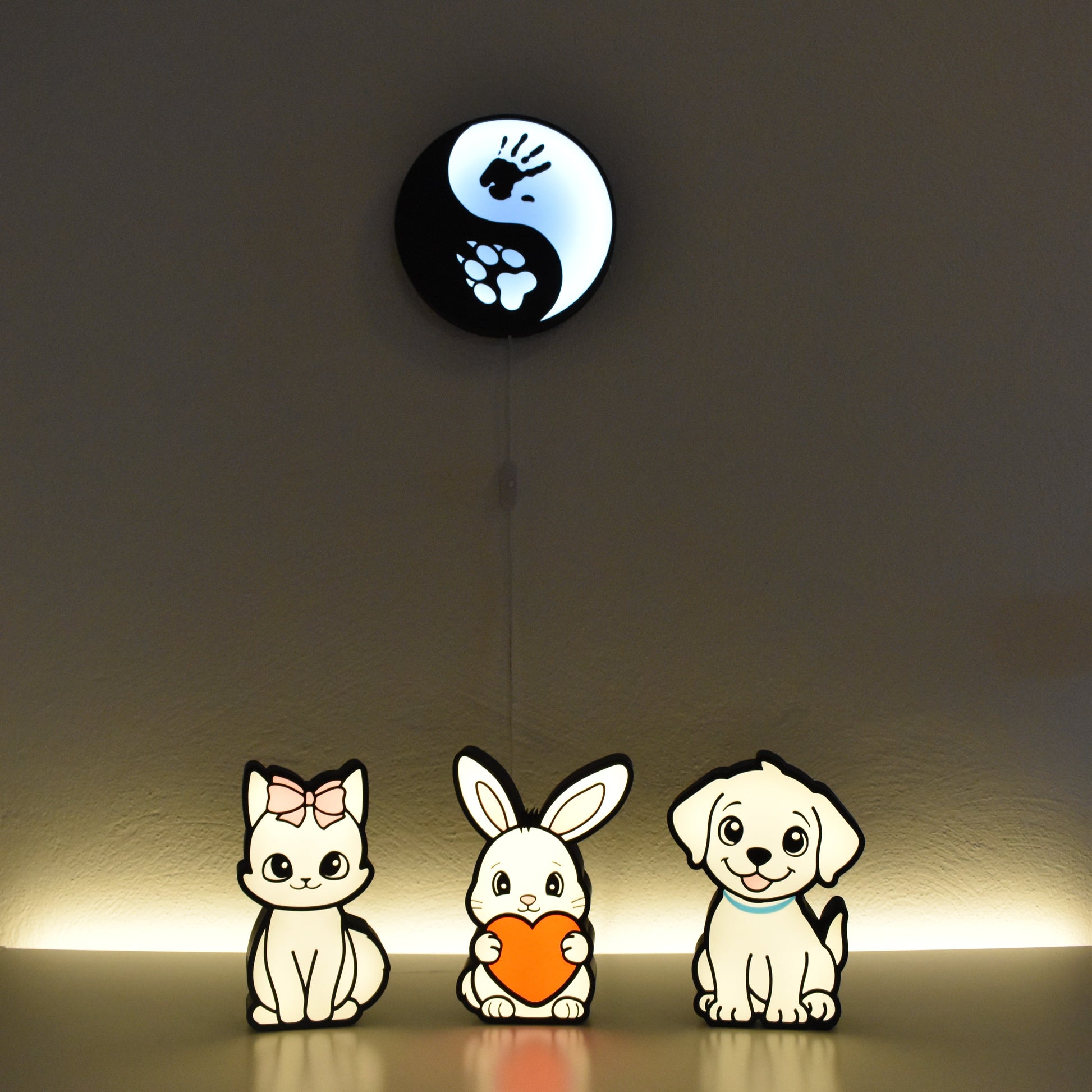 Drei süße Nachtlichter (Katze, Hase und Hund) vor YinYang-Design Wandleuchte