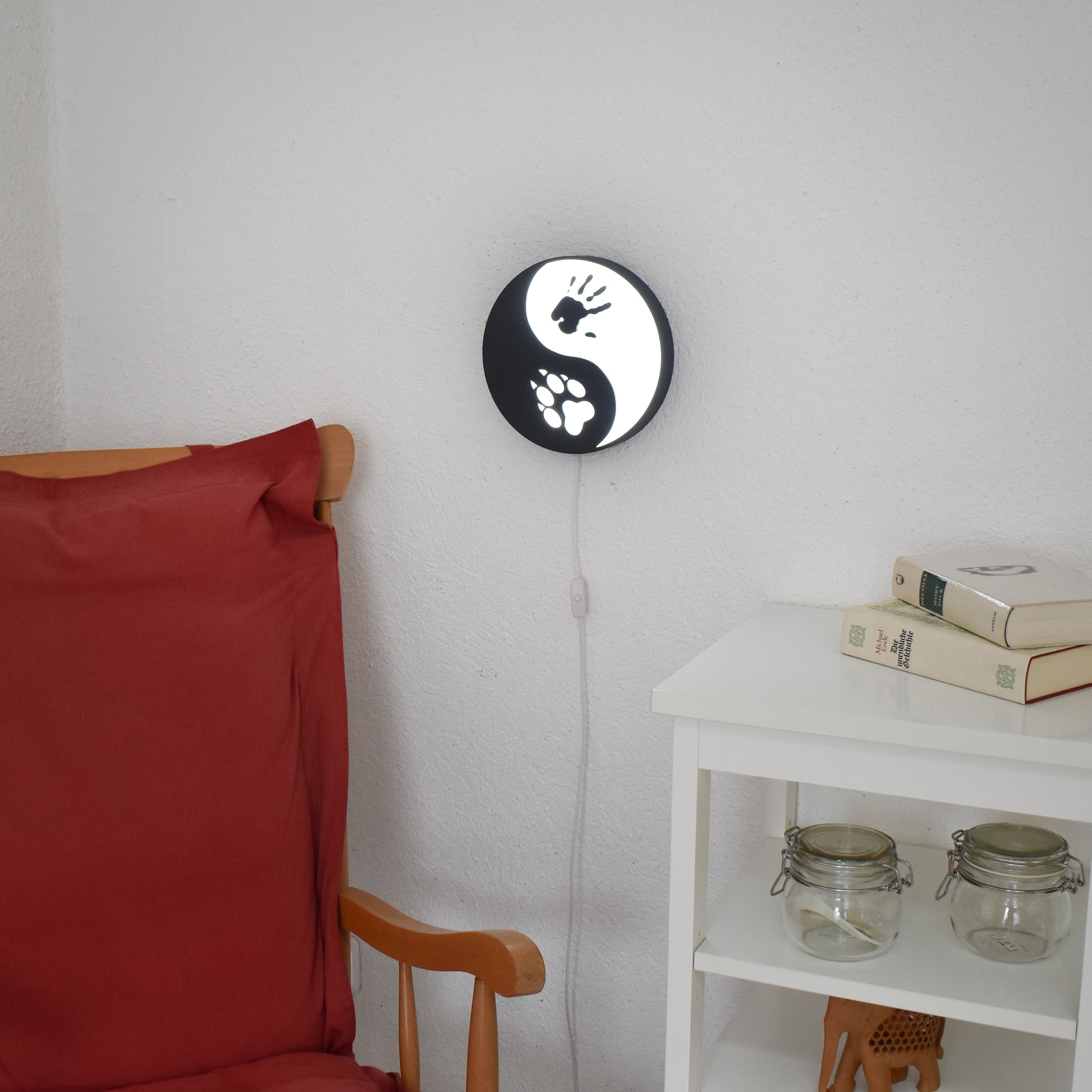 LED-Wandlampe in YingYang-Design mit Hand und Pfote, Schwarz Weiss