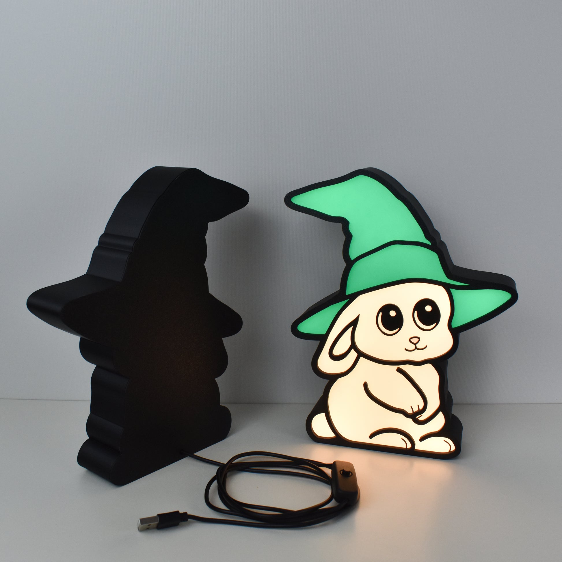 LED-Nachtlicht Zauberhase mit grünem Hexenhut – leuchtende Nachttischlampe mit Rückansicht, USB-Kabel und Schalter, perfekt fürs Kinderzimmer oder als Geschenk für Kinder