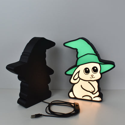 LED-Nachtlicht Zauberhase mit grünem Hexenhut – leuchtende Nachttischlampe mit Rückansicht, USB-Kabel und Schalter, perfekt fürs Kinderzimmer oder als Geschenk für Kinder