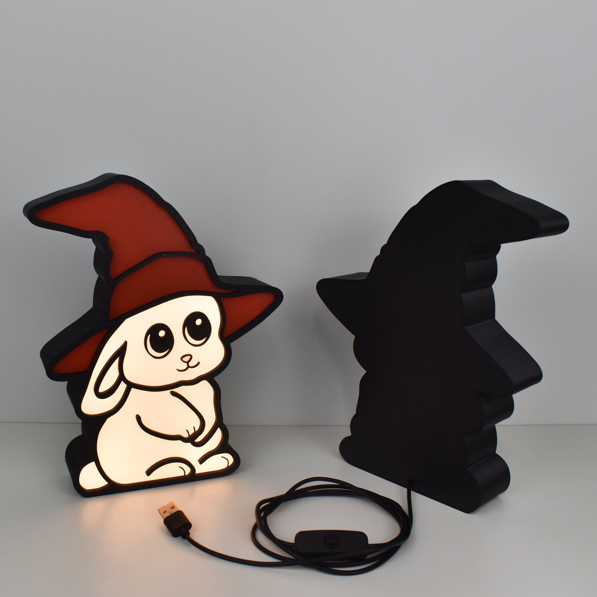 LED-Nachtlicht Zauberhase mit rotem Hexenhut – leuchtende Nachttischlampe mit zweiter Rückansicht, USB-Kabel und Schalter, perfekt fürs Kinderzimmer oder als Geschenk für Kinder