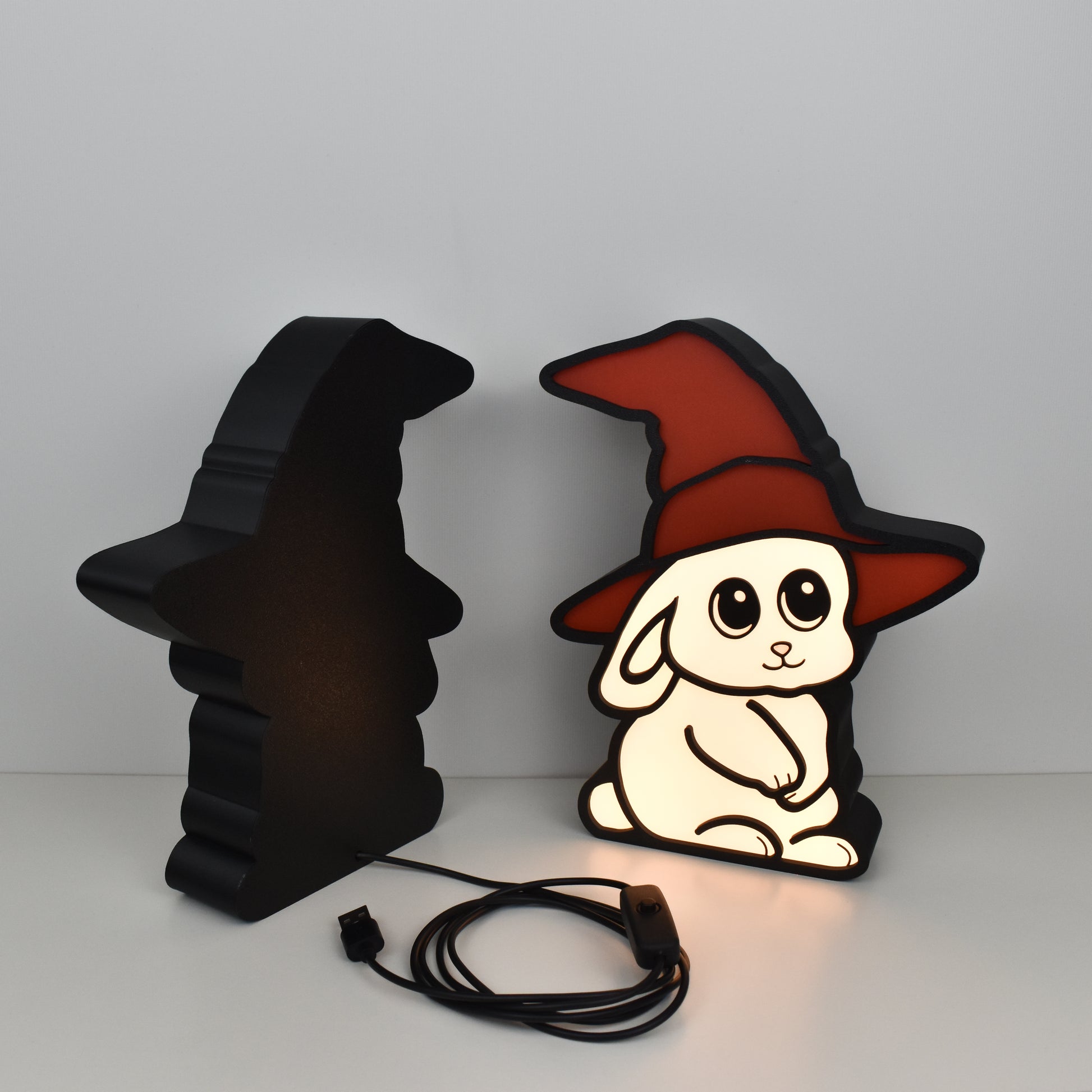 LED-Nachtlicht Zauberhase mit rotem Hexenhut – leuchtende Nachttischlampe mit Rückseite, USB-Kabel und Schalter, perfekt fürs Kinderzimmer oder als Geschenk für Kinder
