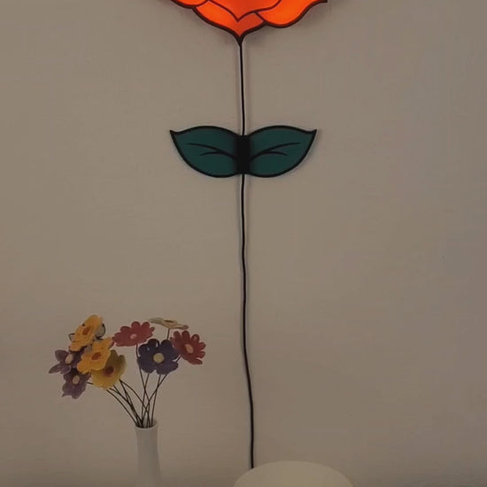 Rote Rose mit grünem Blatt - LED Wandlampe