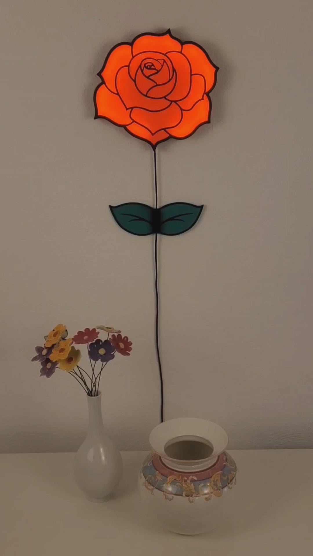 Rote Rose mit grünem Blatt - LED Wandlampe