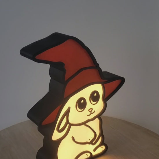 Nachtlicht, Nachttischlampe, niedlicher Hase mit rotem Zauberhut
