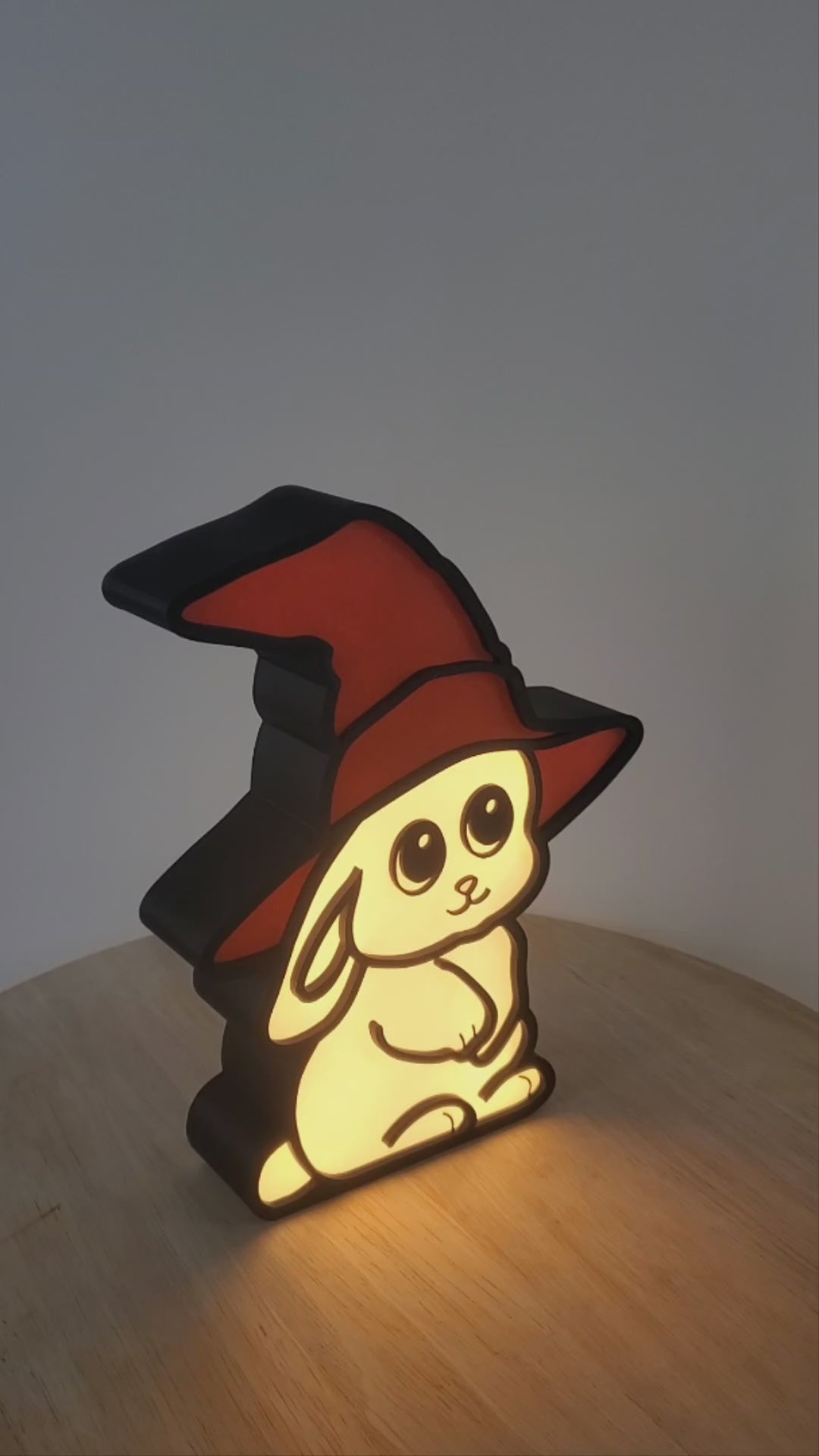 Nachtlicht, Nachttischlampe, niedlicher Hase mit rotem Zauberhut