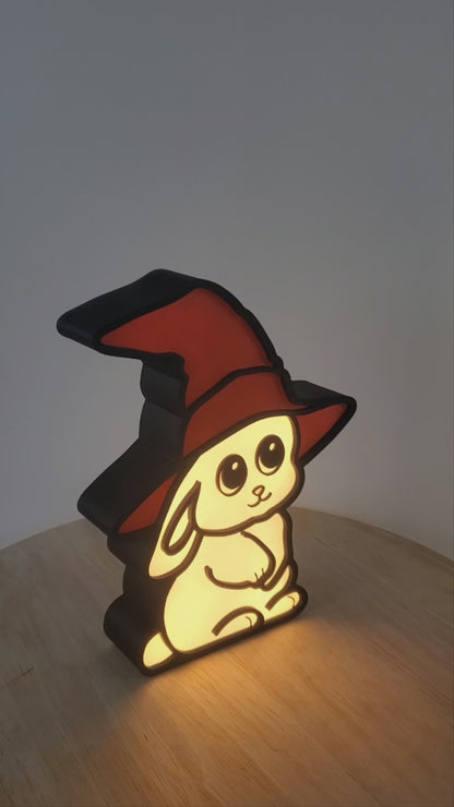 Nachtlicht, Nachttischlampe, niedlicher Hase mit rotem Zauberhut